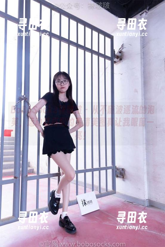 BoBoSocks袜啵啵 - 从不随波逐流的泡芙，运动鞋搭配的高清美图真让我眼前一亮！