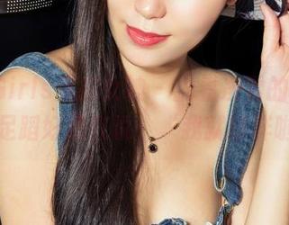 KelaGirls克拉女神 - 翻看凌雪的写真，手舞足蹈好像在说：‘我就这样啦！’