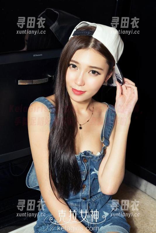 KelaGirls克拉女神 - 翻看凌雪的写真，手舞足蹈好像在说：‘我就这样啦！’