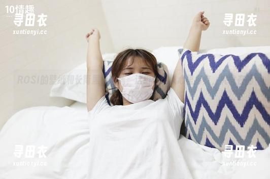 ROSI的壁纸和长筒黑色丝袜，这组合让人心里痒痒，究竟在暗示什么？