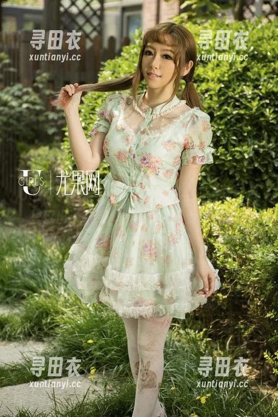 UGirls尤果网 - 看，乔依琳在这白裙写真里玩出了新花样，资源还带点小幽默！