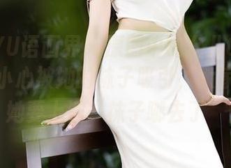 XIAOYU语画界 - 原图中的允儿Claire可能不小心被她的袜子吸引，大家小心了，她要上演“袜子哪去了”！