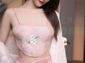 Xiuren秀人网 - 看，伊小七MoMo最新套图中的牛仔裤，竟然让我联想到春天的野花……嗖的一下！