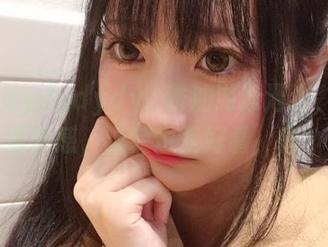 wendydydydy_酱油游泳池边，cos还蛮带感，泳装也是好看，但……