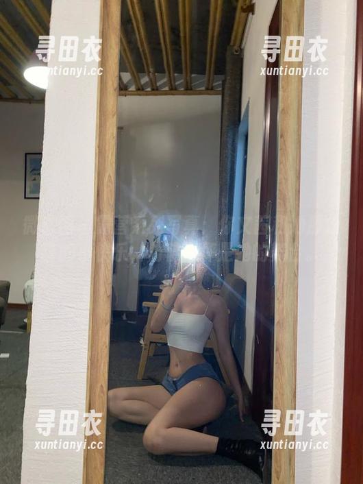 你文茜 微密圈 - 露营系列写真:你文茜和她那分享的小快乐,仿佛草坪是她的舞台。