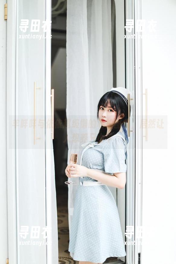 羊咩咩与依依超级懒的私拍图集，居然让人想养只小羊