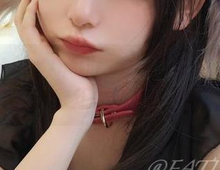 发条少女yoki带你踏上‘看哪里’的私拍美图之旅，感知那似有似无的韵味！