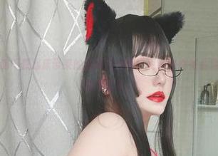 就在这，夏鸽鸽不想起床带来的猫耳百合美图更新来得如此清冽，让人不自觉咽口水。