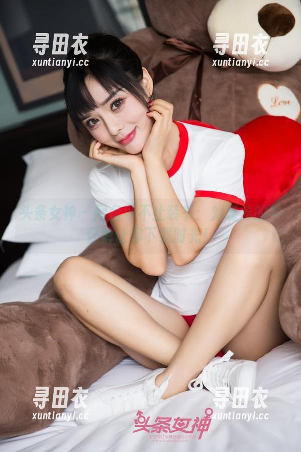 头条女神-刘瑾希 头条女神 - 网盘可不止装书:刘瑾希的牛仔裤让你下载时光!