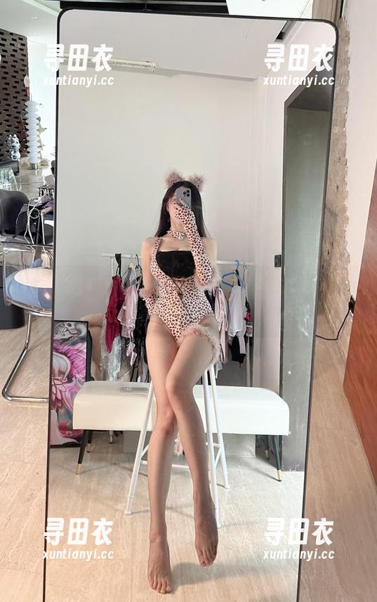 微密圈 - 资源大放送，小玉吃果冻的妹妹摔了个开心！