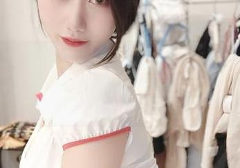 微密圈 - 小玉吃果冻拍的少女图，必须说，虽然原图好，但她的眼神总让我想歪聊，啧啧…