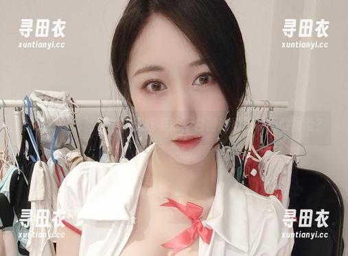 微密圈 - 套图中的小玉吃果冻，白得连影子都不敢露脸？