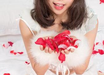 尤果网 - 浪漫圣诞在这里，贝拉的无圣光写真，让平淡透出点幽默。