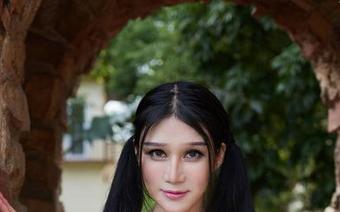 尤物馆 - 图片里的艾小青，难道她在寻找完美景点？搞得我都想策划一次旅行了。