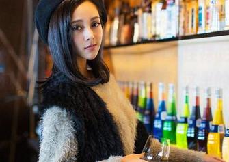 推女神 - 顾不上袜子了，施忆佳裸足秀你没见过的一面——别忘了来对这里的资源点赞哦！