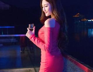 推女神 - 水流轻柔：黄歆苑chobits的浴室作品，红着脸想给你看点啥！