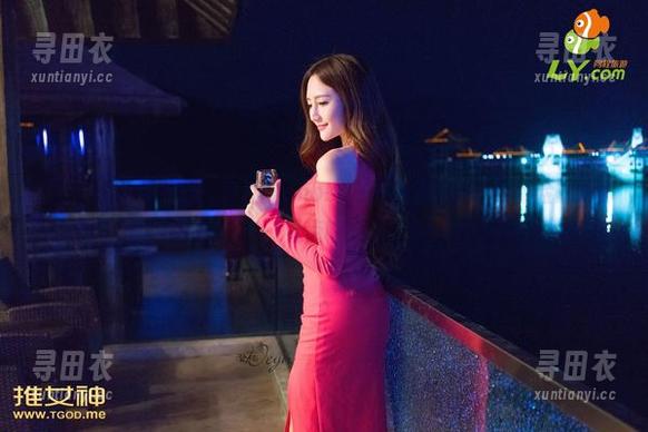 推女神 - 水流轻柔：黄歆苑chobits的浴室作品，红着脸想给你看点啥！