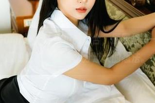 网袜+普美(bomi)=无法抗拒的组合，原图里每一寸都透着懒懒的性感，图集水分过大的想法。