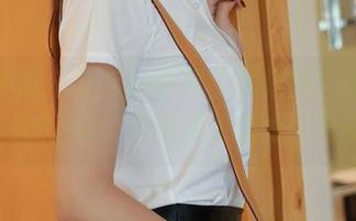 模范学院 - SiByl李思宁的校园，原图里没人在上课，只剩我和她的目光交汇