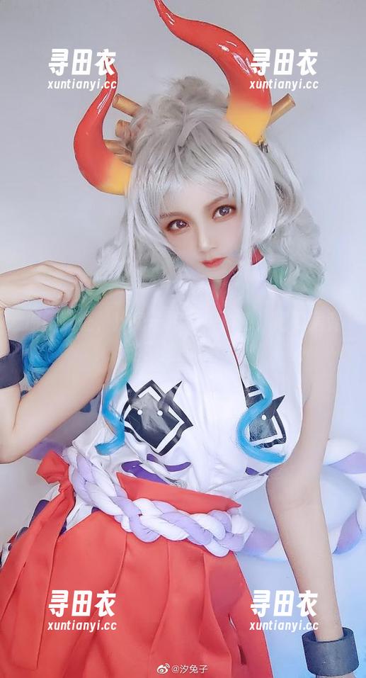 原图见证，汐兔子用厨娘角色，把厨房变成了她的T台。