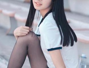 沧霁桔梗的cos姿势，就像天台的风，时而温柔时而撩人。