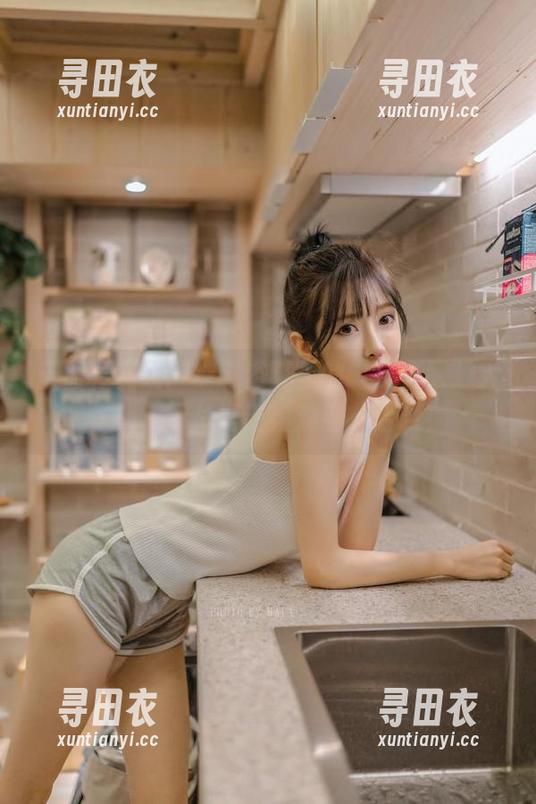 王羽杉在线：抹胸浴缸里的“洗衣服”大作战，图片请谨慎观看，哈哈！