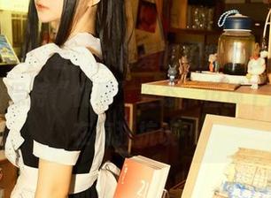 图片分享：看，白莉爱吃巧克力在比基尼里努力保持“优雅”姿态，但那个游泳圈在疯狂抗议…