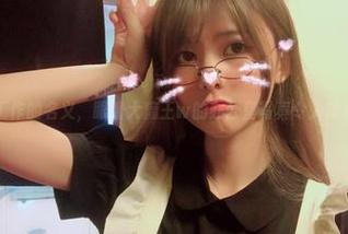 借着工作的名义，眼酱大魔王w的办公室写真令人难以抗拒