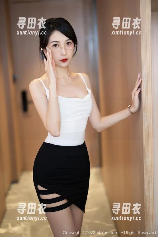 秀人网 - 何梦兮Stacy，遇上了“圣诞”，全套原图只需一声叹息，谁还在揪着赞呢。