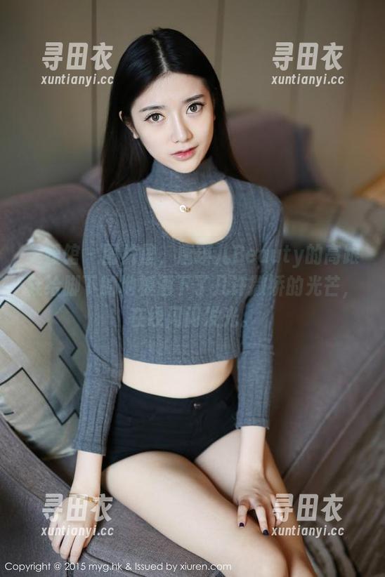 美媛馆 - 图片里，唐琪儿Beauty的高跟鞋给脚下的地板洒下了几许撒娇的光芒，在线闪闪发光。