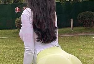 微密圈 - 短裙与艾拉·isla的完美搭配，高清细节让人想聊聊