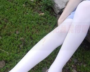 西尔酱的白裙私拍，能把我晃得眼冒桃心？