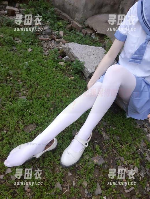 西尔酱的白裙私拍，能把我晃得眼冒桃心？