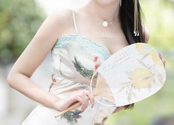 语画界 - 套图里的小热巴，裤里丝的高清质感，难以形容的那种绝妙。