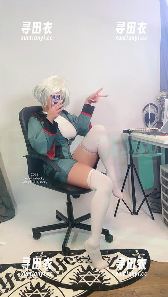 “血色修女”？贝贝琪Becky真把这角色演绎得恰到好处，快来瞧瞧她的图片。