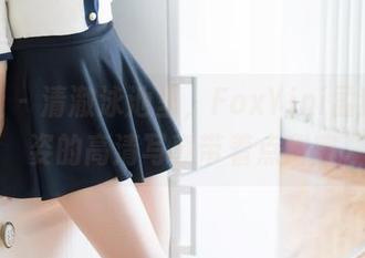 魅妍社 - 清澈泳池里，FoxYini孟狐狸泳姿的高清写真带着点甜蜜
