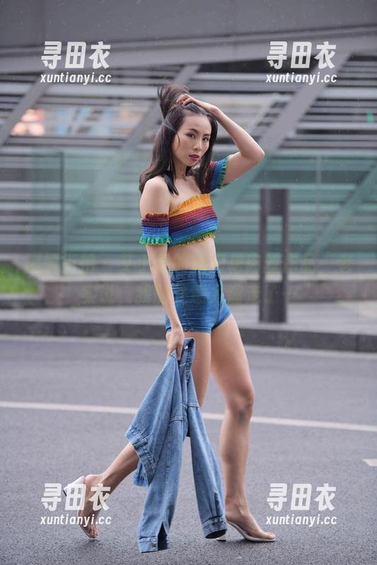 魔镜街拍 - 艾小青的超短裙肉丝作品，老实说，我的注意力溜走了…