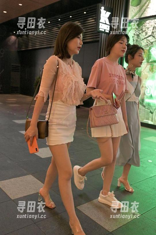 魔镜街拍精选：当白色制服遇上街拍，男生的心情变复杂…