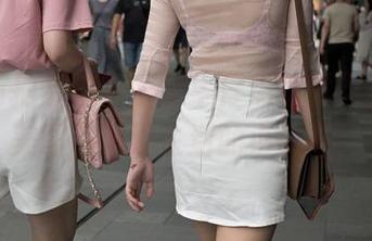 魔镜街拍带你看蓝色牛仔热裤美女，下载美图，增添生活的小乐趣！